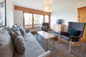 莱斯克伦斯Cosy studio for 5 near ski lift, HAMEAU D2的客厅配有沙发和两把椅子