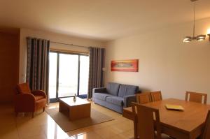 阿尔布费拉阿尔布费拉码头杜利提酷斯欧拉达公寓的客厅配有蓝色的沙发和桌子