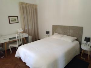 辛特拉Penaferrim Sintra Rooms的卧室配有一张白色大床和一张书桌