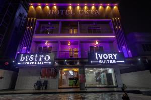 AiroliIvory Suites的大楼内紫色灯的外部酒店