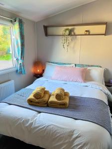 爱丁堡Lovely 3 bedroom holiday home in Seton Sand caravan park Wi-Fi Xbox的床上有两条毛巾