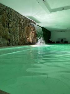 拉梅戈Douro Castelo Signature Hotel & Spa的一座带瀑布的游泳池