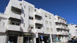 阿尔布费拉朱丽叶公寓的街道上带窗户的大型白色建筑