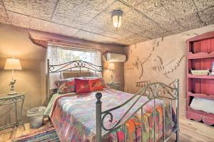 Santa CruzArtsy Santa Cruz Apartment with Shared Hot Tub的卧室配有一张壁画床