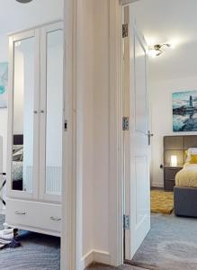 布罗姆利Sapphire Apartment Bromley Common的客房设有带一张床和镜子的卧室
