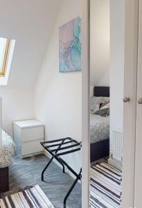 布罗姆利Sapphire Apartment Bromley Common的客房设有带一张床和镜子的卧室