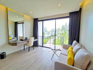 Ban Mai RutDe VeraNiO Resort的客厅配有沙发、桌子和书桌