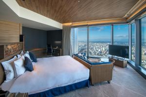 名古屋名古屋王子大饭店的一间卧室设有一张大床和一个大窗户