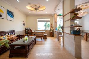 小琉球岛月牙灣的客厅配有沙发和桌子