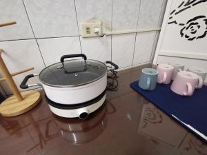 台南好南人-台南 雙人套房的厨房里一张桌子上的一个大锅子