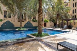 迪拜Dubai Mall Downtown的酒店内拥有棕榈树的游泳池