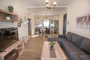 苏卡雷斯VILLA NDJ RELAX的客厅配有沙发和桌子