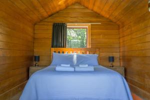 特卡波湖Mount Cook Station Shearers Quarters Lodge的小木屋内一间卧室,配有一张床