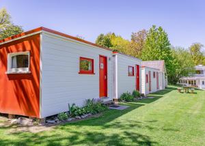特卡波湖Mount Cook Station Huts的院子里的一排小房子