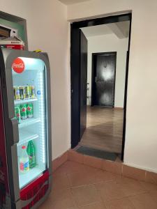 贝尔格莱德中华楼 -的走廊里的一个房间里的古柯叶冰箱