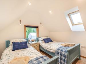MeophamBrindleshaw Barn的带窗户的客房内设有两张单人床。