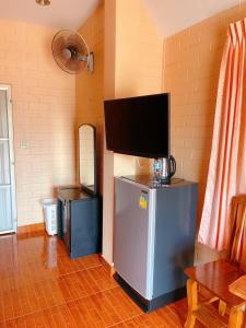 甘烹碧Bunraksa Resort的客厅配有冰箱顶部的电视