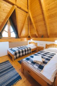 蒂萨菲赖德考莫兰凡德哈兹度假屋的配有木天花板的客房设有两张床。