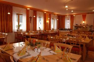 海德米赫莱Witikohof的用餐室配有木桌和椅子