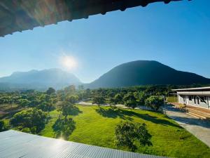 清道ยังคอยที่ดอยนาง พูลวิลล่า的从一座背景为山脉的建筑的屋顶上可以欣赏到风景