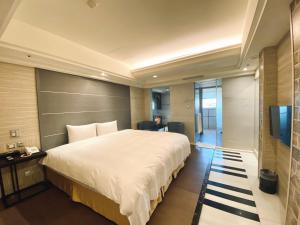 台北宝格利时尚旅馆的一间卧室配有一张大床和电视