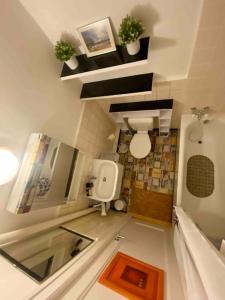 日内瓦Central & relaxed的一间带卫生间和水槽的小浴室