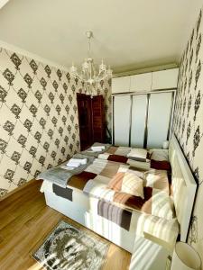 库塔伊西Central City的一间卧室配有一张床和一个吊灯