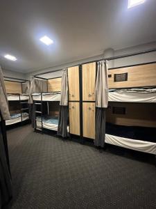 阿拉木图Hostel 211A的带3张双层床和窗帘的房间