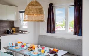 布勒克伦Amazing Home In Breukelen With 2 Bedrooms And Wifi的厨房里摆放着食物的桌子