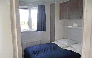 布勒克伦Amazing Home In Breukelen With 2 Bedrooms And Wifi的一间小卧室,配有床和窗户