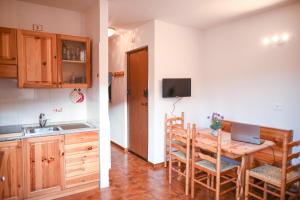 CollimentoAppartamento a Campo Felice - Treeffe的厨房以及带桌椅的用餐室。