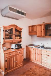 CollimentoAppartamento a Campo Felice - Treeffe的一个带木制橱柜和水槽的厨房