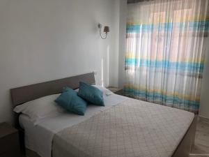 巴列塔Casa Vacanze De Nittis的一间卧室配有一张带蓝色枕头的床。