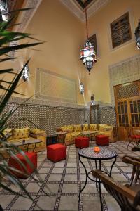 非斯Riad Diamant De Fes的带沙发和桌子的客厅以及吊灯。