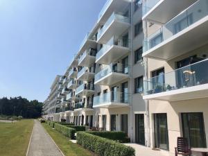 宾茨Prora Strand Appartement的公寓大楼设有阳台和人行道