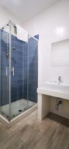 波米利亚诺达尔科Pietrabianca Exclusive Resort的一间带玻璃淋浴和水槽的浴室