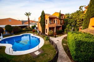 罗塔拉艾斯派丹那酒店的享有带游泳池的房屋的空中景致
