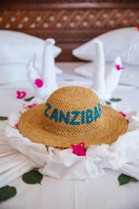 马特姆维Mambo Paradise的花朵 ⁇ 在床上的草帽