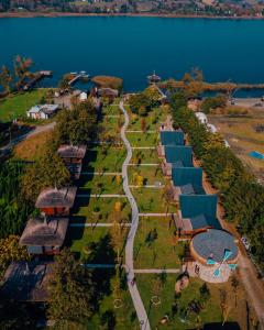 萨卡里亚SAPANCA BAMBOOLOW RESORT的享有湖畔公园的空中景致