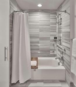 长滩长滩派克中心凯悦酒店的带浴缸和淋浴帘的浴室
