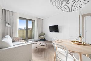 格但斯克GREAT Grano Residence的白色的客厅配有桌子和沙发