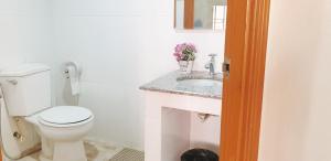 美塞NAVY HOME HOTEL โรงแรมเนวี่โฮม的一间带卫生间和水槽的浴室