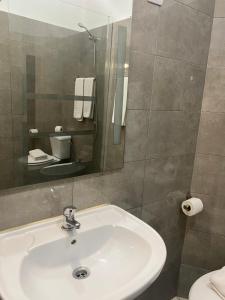 波尔图GuestHouse Marquês的一间带水槽、镜子和卫生间的浴室