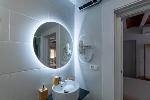 厄尔·波普瑙·德尔·戴尔Cal Xot的一间带水槽和镜子的浴室