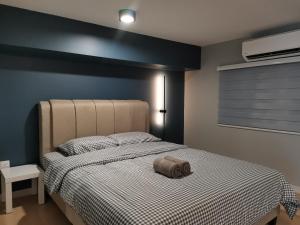 Kampong PendasCozy Loft By Hauzcinta @Sunway Grid的一间卧室配有一张带枕头的床