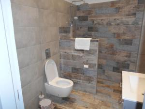 皮洛斯SPΛCES PYLOS Apartments的一间带卫生间和石墙的浴室