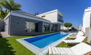 圣乌尔苏拉Luxury Villa Atlante con piscina climatiza privada的一座房子后院的游泳池