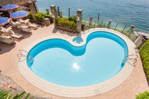利莫内-苏尔加达Hotel Le Palme的水边的大型游泳池