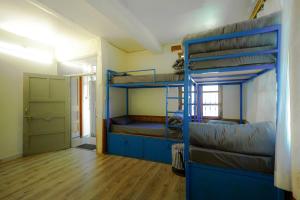马拉里Mars Monkey Hostel & Cafe的带两张双层床的客房和走廊