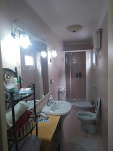 蒙法尔科内appartamento centro storico的一间带水槽和卫生间的浴室